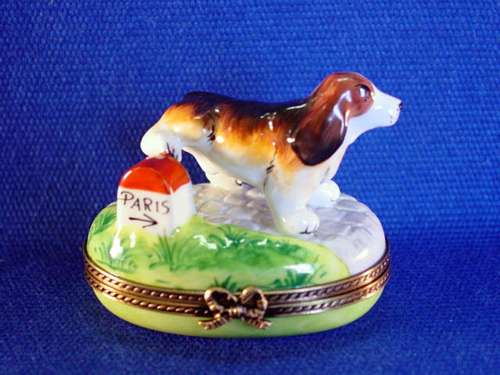 DOG PEEING ON PARIS